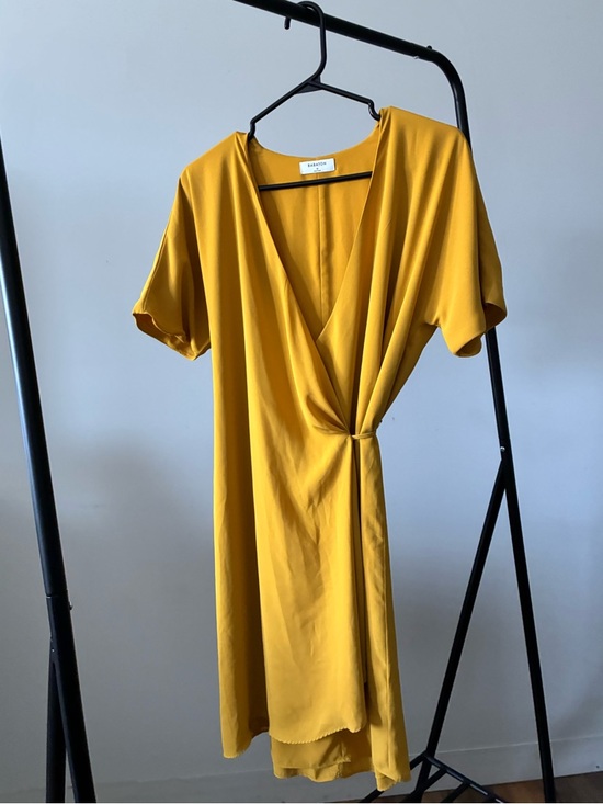 Babaton Dresses & Skirts - Aritzia - Babaton Wrap Dress